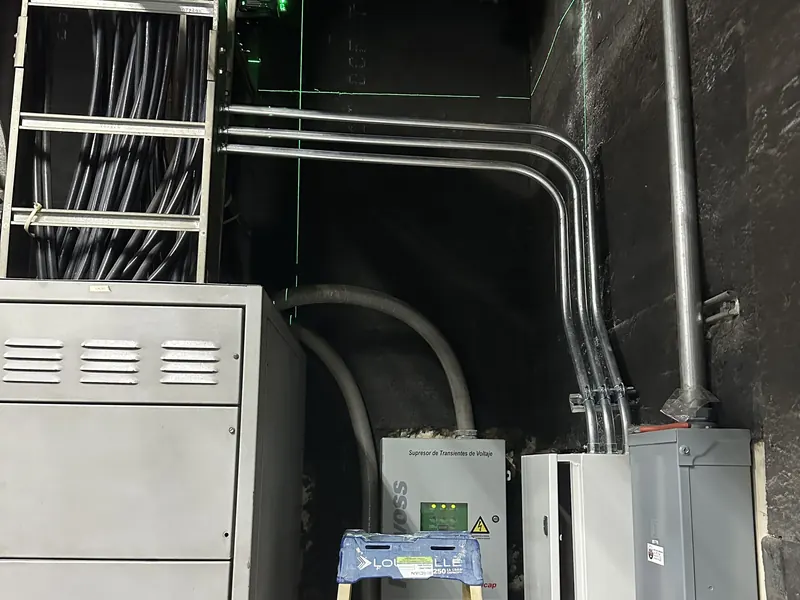 Canalización en tubería en un cuarto de tableros