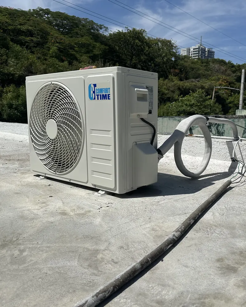 Unidad condensadora de un mini split, en un techo