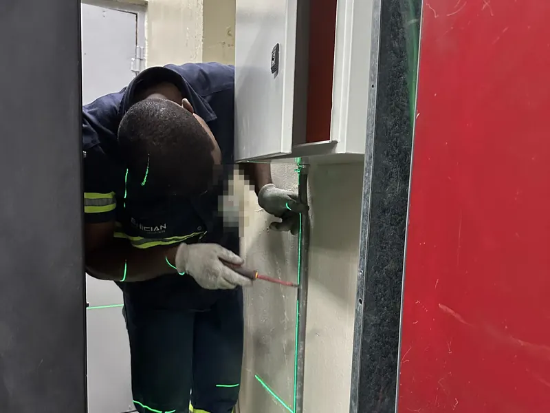 Un técnico de Enician trabajando en una canalización eléctrica