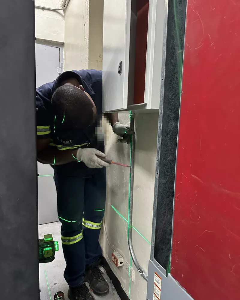 Un técnico de Enician trabajando en una canalización eléctrica